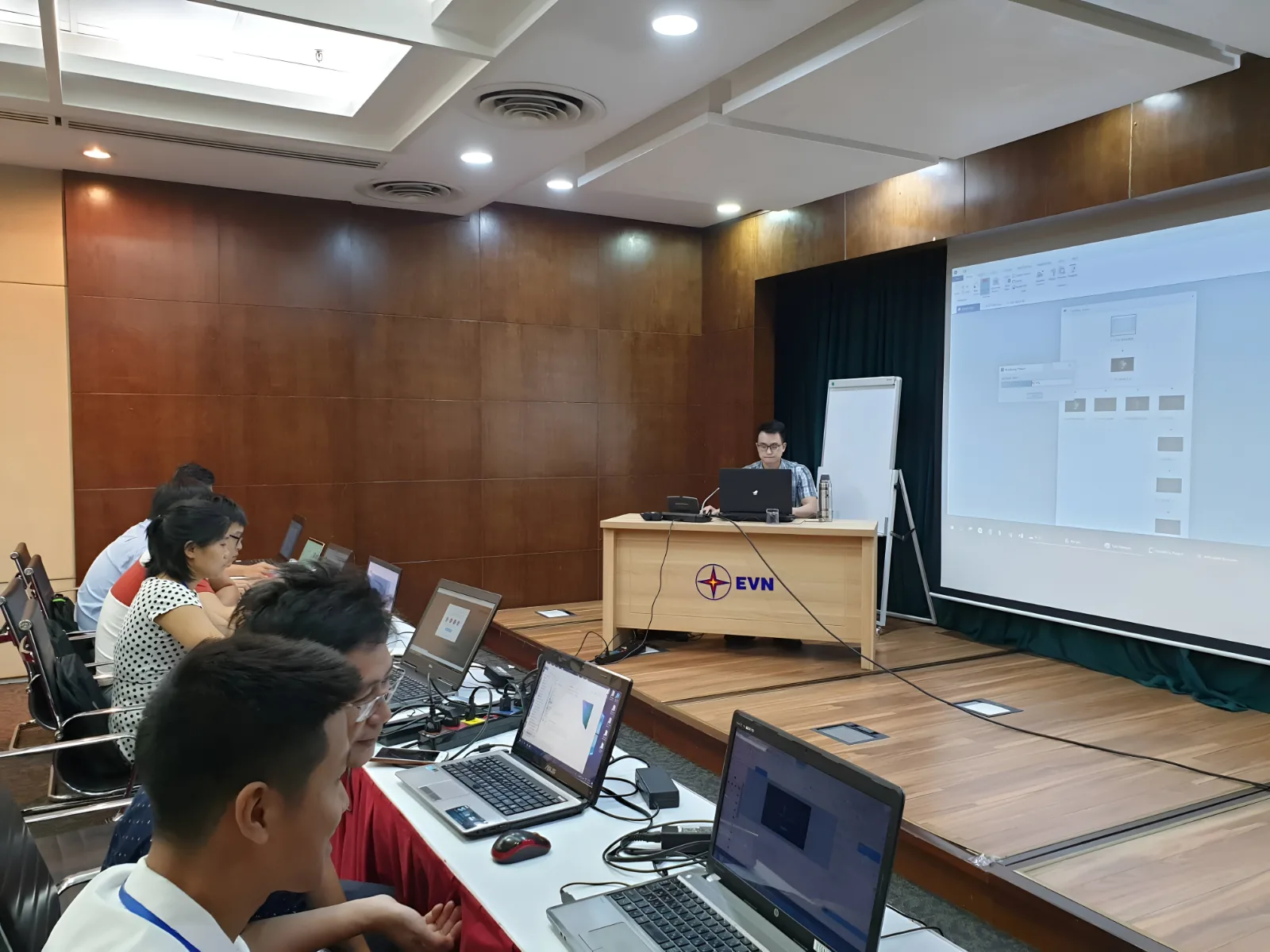 Kỹ năng đào tạo số dành cho đội ngũ CBNV EVN Trang bị cho giảng viên và cán bộ đào tạo năng lực thiết kế, triển khai bài giảng số, đưa tri thức ngành điện đến đúng người, đúng lúc.