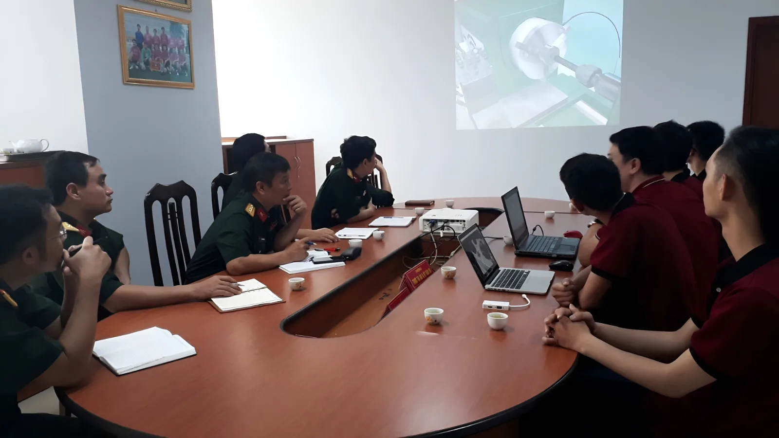 Huấn luyện ứng dụng công nghệ mô phỏng để tái hiện các tình huống chiến thuật sát thực tế, giúp học viên rèn luyện tư duy chỉ huy tại Học viện Kỹ thuật Quân sự